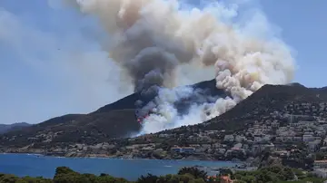 Un incendio forestal en Girona obliga a desalojar tres urbanizaciones Un incendio forestal en Girona obliga a desalojar tres urbanizaciones