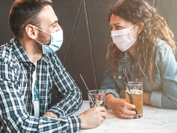 Volver a ligar sin mascarilla: ¿va a ser más fácil o más difícil? Volver a ligar sin mascarilla: ¿va a ser más fácil o más difícil?