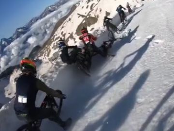 La espectacular y peligrosa salida de la Megavalanche de Alpe d´Huez, una de las pruebas más peligrosas y arriesgadas del MTB