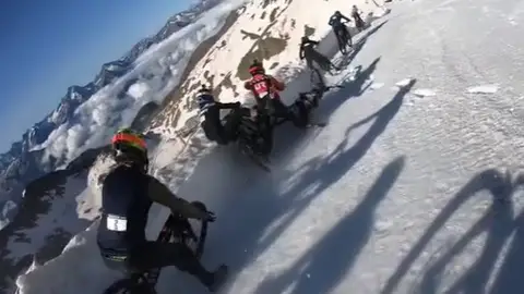La espectacular y peligrosa salida de la Megavalanche de Alpe d´Huez, una de las pruebas más peligrosas y arriesgadas del MTB La espectacular y peligrosa salida de la Megavalanche de Alpe d´Huez, una de las pruebas más peligrosas y arriesgadas del MTB
