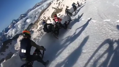 La espectacular y peligrosa salida de la Megavalanche de Alpe d&acute;Huez, una de las pruebas m&aacute;s peligrosas y arriesgadas del MTB