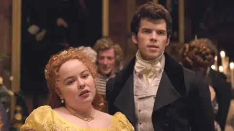 Nicola Coughlan y Luke Newton en 'Los Bridgerton' Nicola Coughlan y Luke Newton en 'Los Bridgerton'