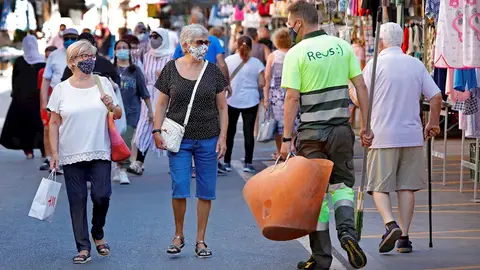 Un trabajador municipal realiza tareas de limpieza en un mercado del centro de Reus Un trabajador municipal realiza tareas de limpieza en un mercado del centro de Reus