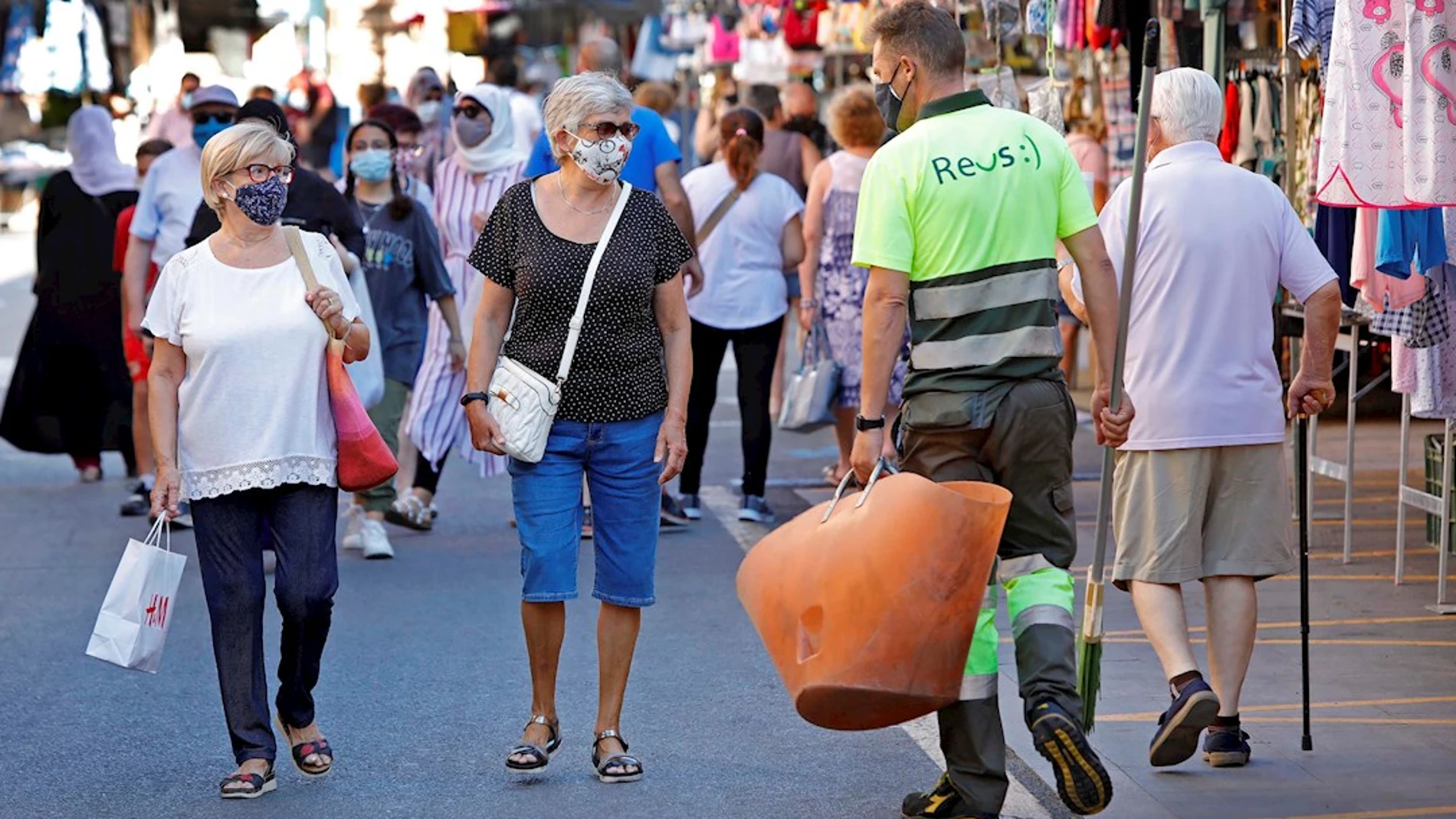 Un trabajador municipal realiza tareas de limpieza en un mercado del centro de Reus