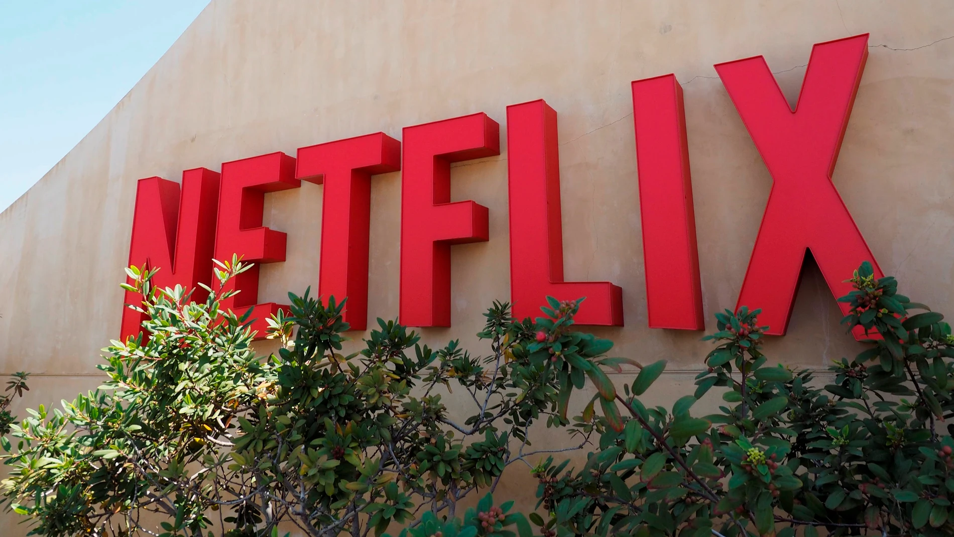 el logotipo de la plataforma líder de televisión por internet a nivel mundial, Netflix, en su sede de Los Gatos, California