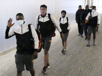 Miembros de la delegación olímpica de Uganda a su llegada a Japón