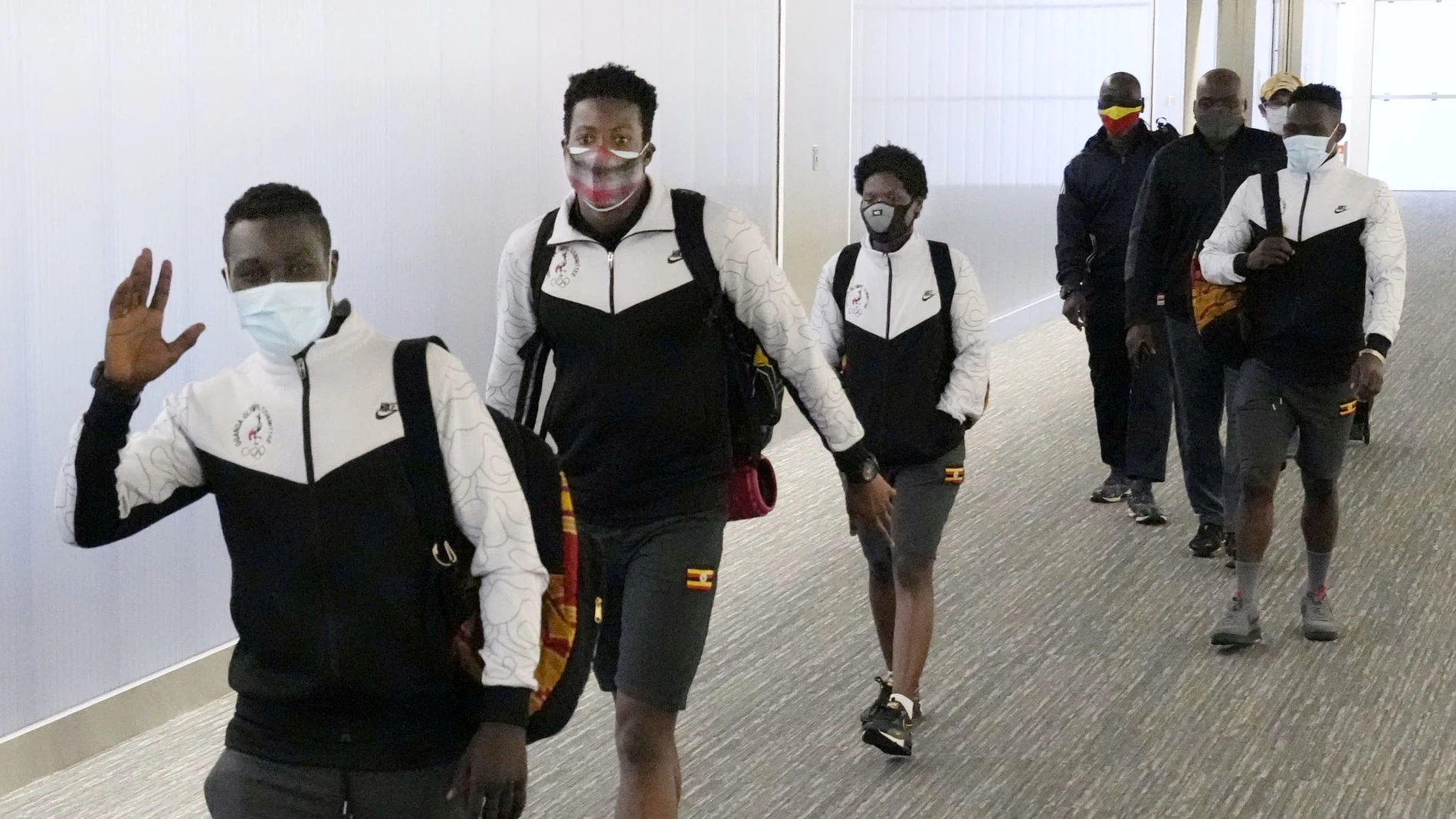 Miembros de la delegación olímpica de Uganda a su llegada a Japón