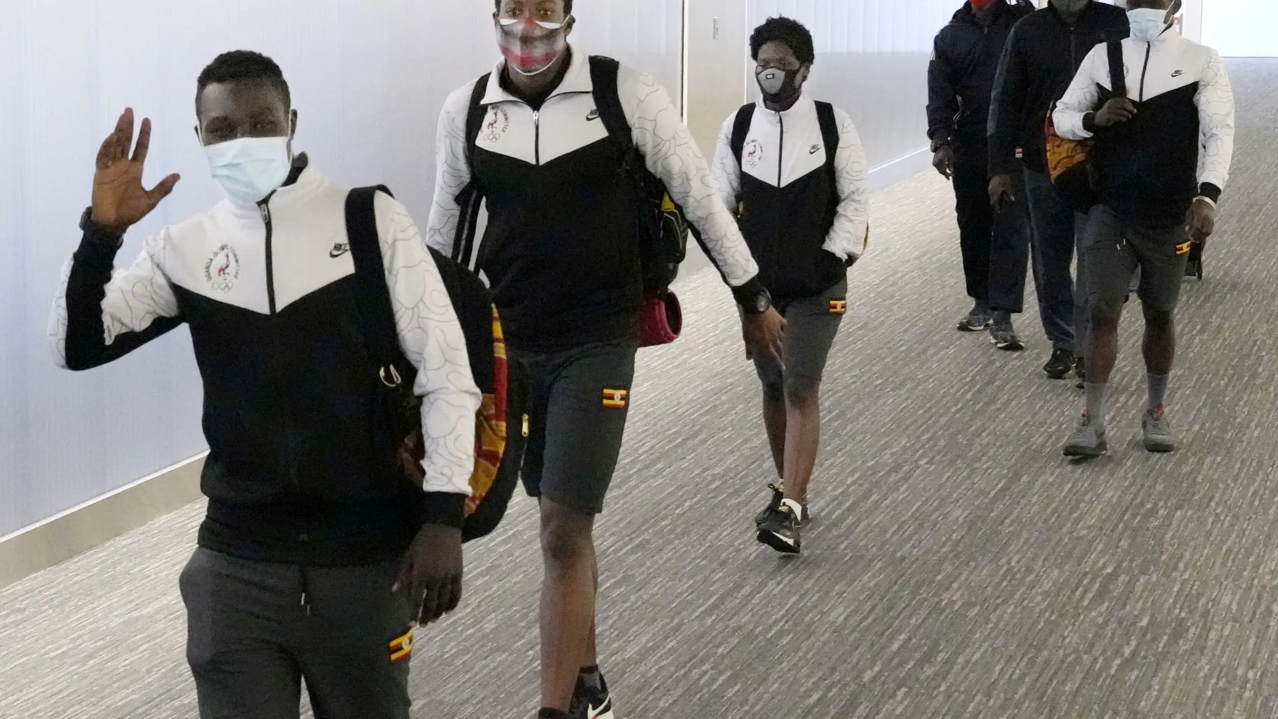 Miembros de la delegación olímpica de Uganda a su llegada a Japón Miembros de la delegación olímpica de Uganda a su llegada a Japón