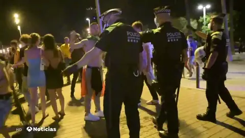 Las playas de Barcelona registran aglomeraciones tras comenzar el toque de queda Las playas de Barcelona registran aglomeraciones tras comenzar el toque de queda