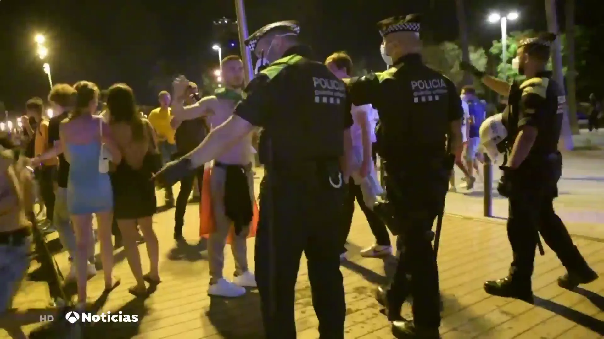 Las playas de Barcelona registran aglomeraciones tras comenzar el toque de queda Las playas de Barcelona registran aglomeraciones tras comenzar el toque de queda