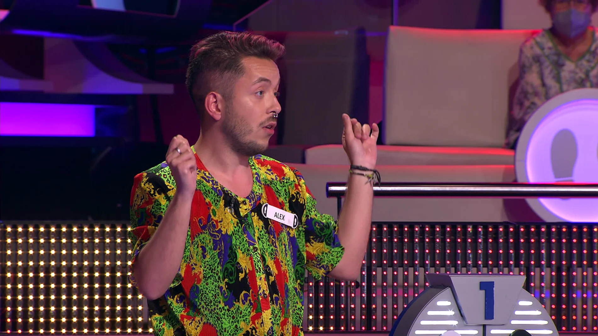 Álex ensaya en ‘¡Ahora caigo!’ su sueño de Eurovisión: ¡Pone a todo el plató a cantar y bailar!