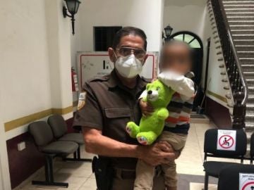 Encuentran a un niño migrante de 2 años solo y con el torso desnudo en una carretera de México