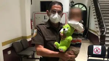 Encuentran a un niño migrante de 2 años solo y con el torso desnudo en una carretera de México Encuentran a un niño migrante de 2 años solo y con el torso desnudo en una carretera de México