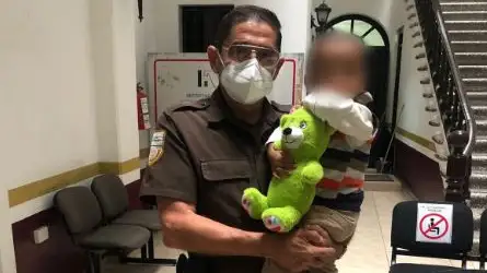 Encuentran a un niño migrante de 2 años solo y con el torso desnudo en una carretera de México Encuentran a un niño migrante de 2 años solo y con el torso desnudo en una carretera de México