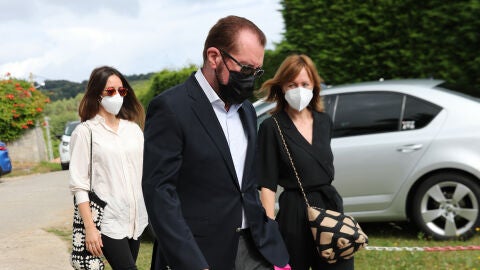 Jesús Ortiz, el padre de la reina Letizia, a su llegada al cementerio junto a su hermana, Henar Ortiz
