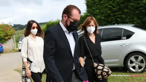 Jesús Ortiz, el padre de la reina Letizia, a su llegada al cementerio junto a su hermana, Henar Ortiz Jesús Ortiz, el padre de la reina Letizia, a su llegada al cementerio junto a su hermana, Henar Ortiz