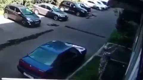 Una mujer salva la vida a un bebé que se precipitó desde un segundo piso en Rusia Una mujer salva la vida a un bebé que se precipitó desde un segundo piso en Rusia
