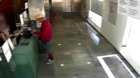 Detienen a un atracador en Barcelona que habría asaltado hasta 5 bancos en un mes Detienen a un atracador en Barcelona que habría asaltado hasta 5 bancos en un mes