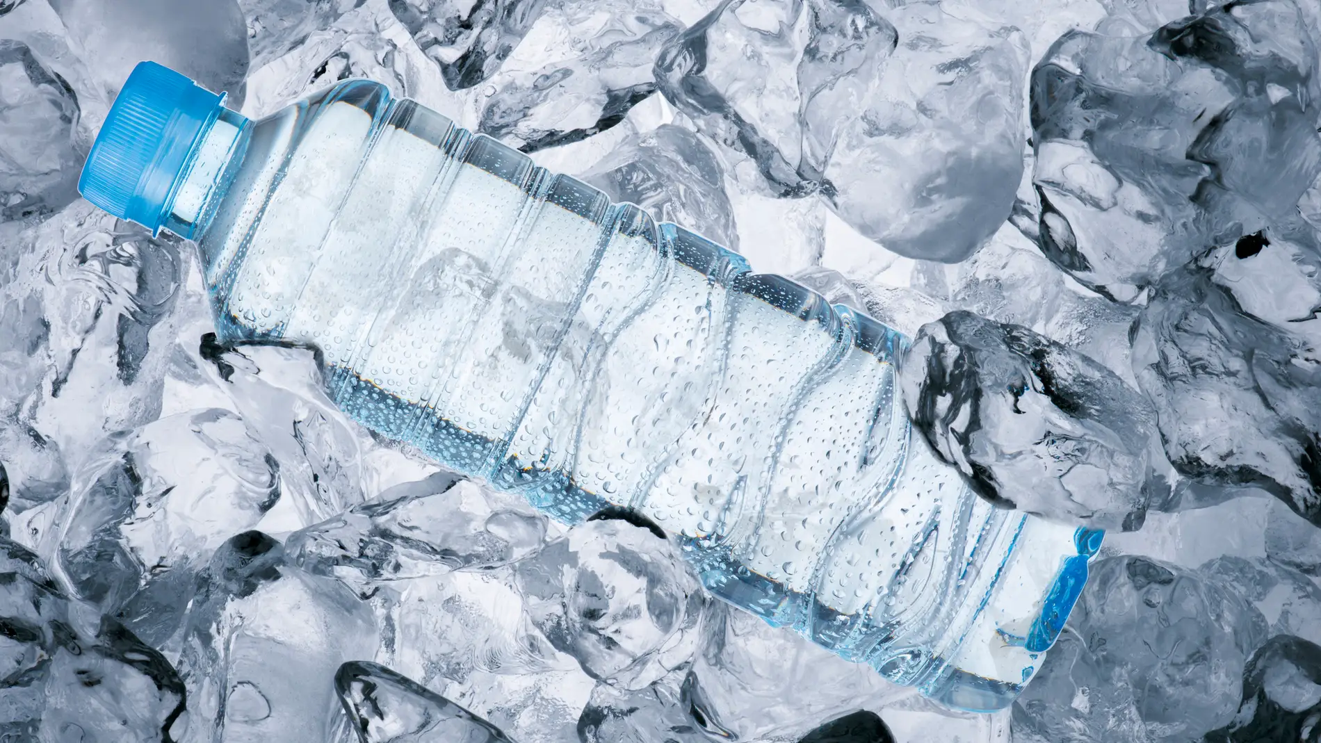Botella de agua fría