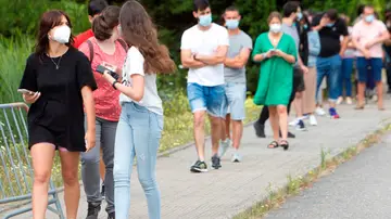 Varios jóvenes hacen fila para vacunarse contra el coronavirus Varios jóvenes hacen fila para vacunarse contra el coronavirus