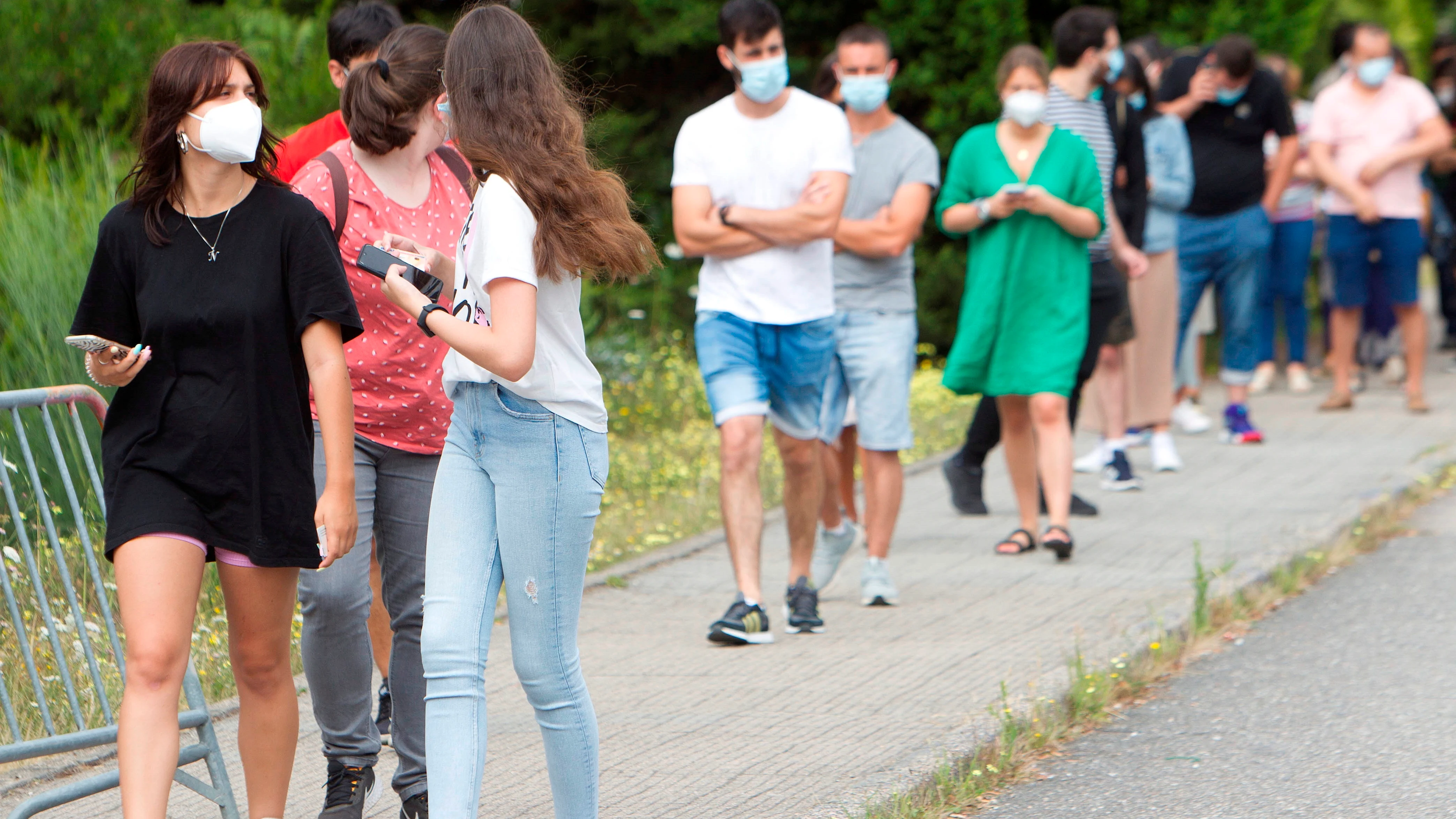 Varios j&oacute;venes hacen fila para vacunarse contra el coronavirus