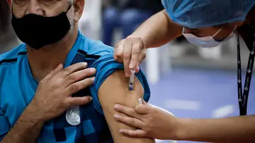 Un hombre recibe una dosis de la vacuna contra el coronavirus Un hombre recibe una dosis de la vacuna contra el coronavirus