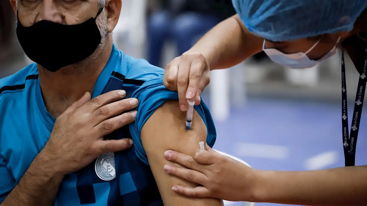 Un hombre recibe una dosis de la vacuna contra el coronavirus