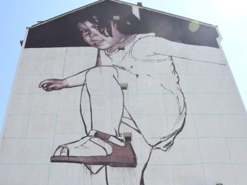 El ayuntamiento de Cambre llena de arte sus fachadas da&ntilde;adas en el Crom&aacute;tico Mural Fest