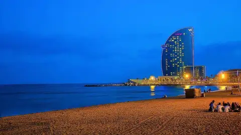 Tres detenidos por la agresión homófoba a un grupo de jóvenes en la playa de la Barceloneta en mayo Tres detenidos por la agresión homófoba a un grupo de jóvenes en la playa de la Barceloneta en mayo