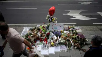 Vista de las flores y los mensajes dejados en el lugar en el que fue asesinado Samuel Luiz Vista de las flores y los mensajes dejados en el lugar en el que fue asesinado Samuel Luiz