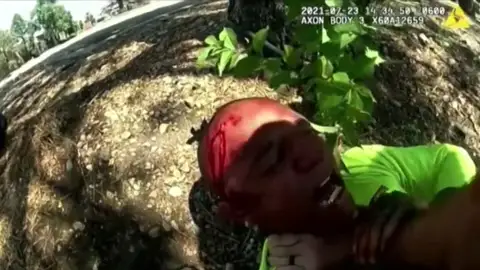 Un agente de policía detenido en Denver por un presunto caso de abuso policial Un agente de policía detenido en Denver por un presunto caso de abuso policial