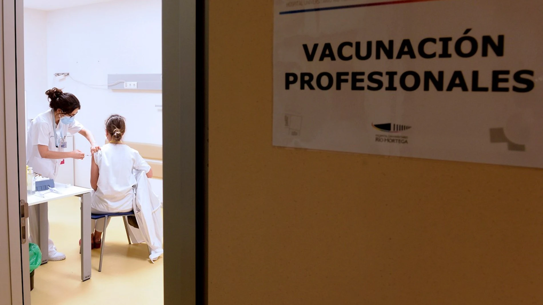 Sanitarios del Hospital Pío del Rio Hortega de Valladolid, se vacunan