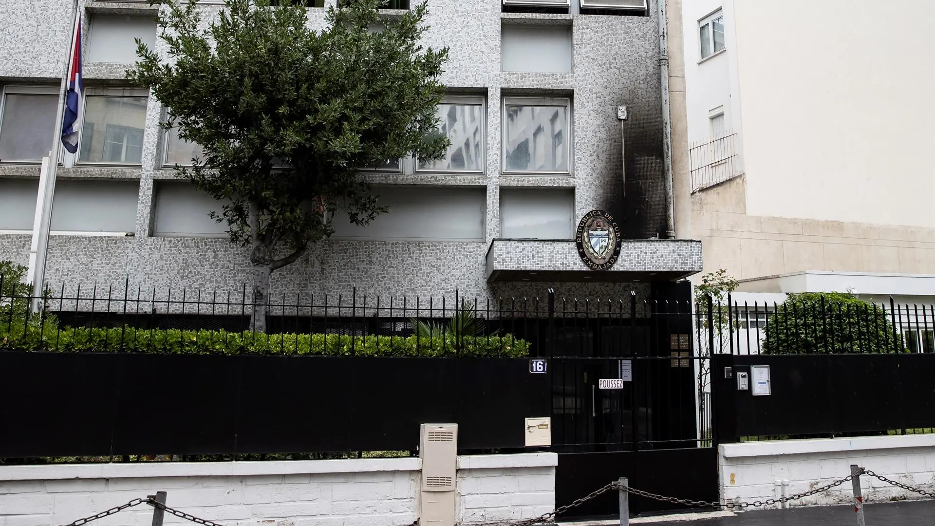 La Embajada de Cuba en París fue víctima la pasada noche de un ataque con tres cócteles molotov, que provocaron un incendio en la fachada. La Embajada de Cuba en París fue víctima la pasada noche de un ataque con tres cócteles molotov, que provocaron un incendio en la fachada.
