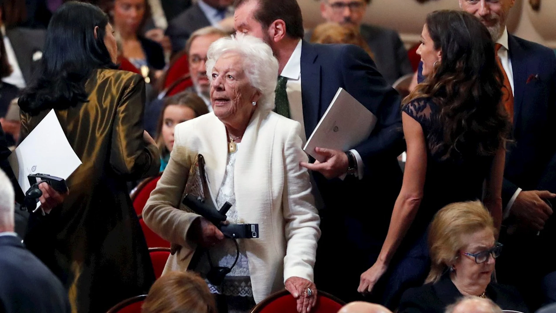 Menchu Álvarez, abuela de la reina Letizia, junto a su hermana Telma Ortiz (d), asisten a la ceremonia de entrega de los Premios Princesa de Asturias 2019