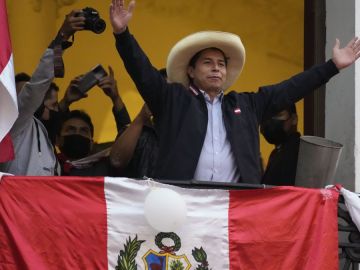Pedro Castillo asume la presidencia de Per&uacute; "por un pa&iacute;s sin corrupci&oacute;n y por una nueva Constituci&oacute;n"