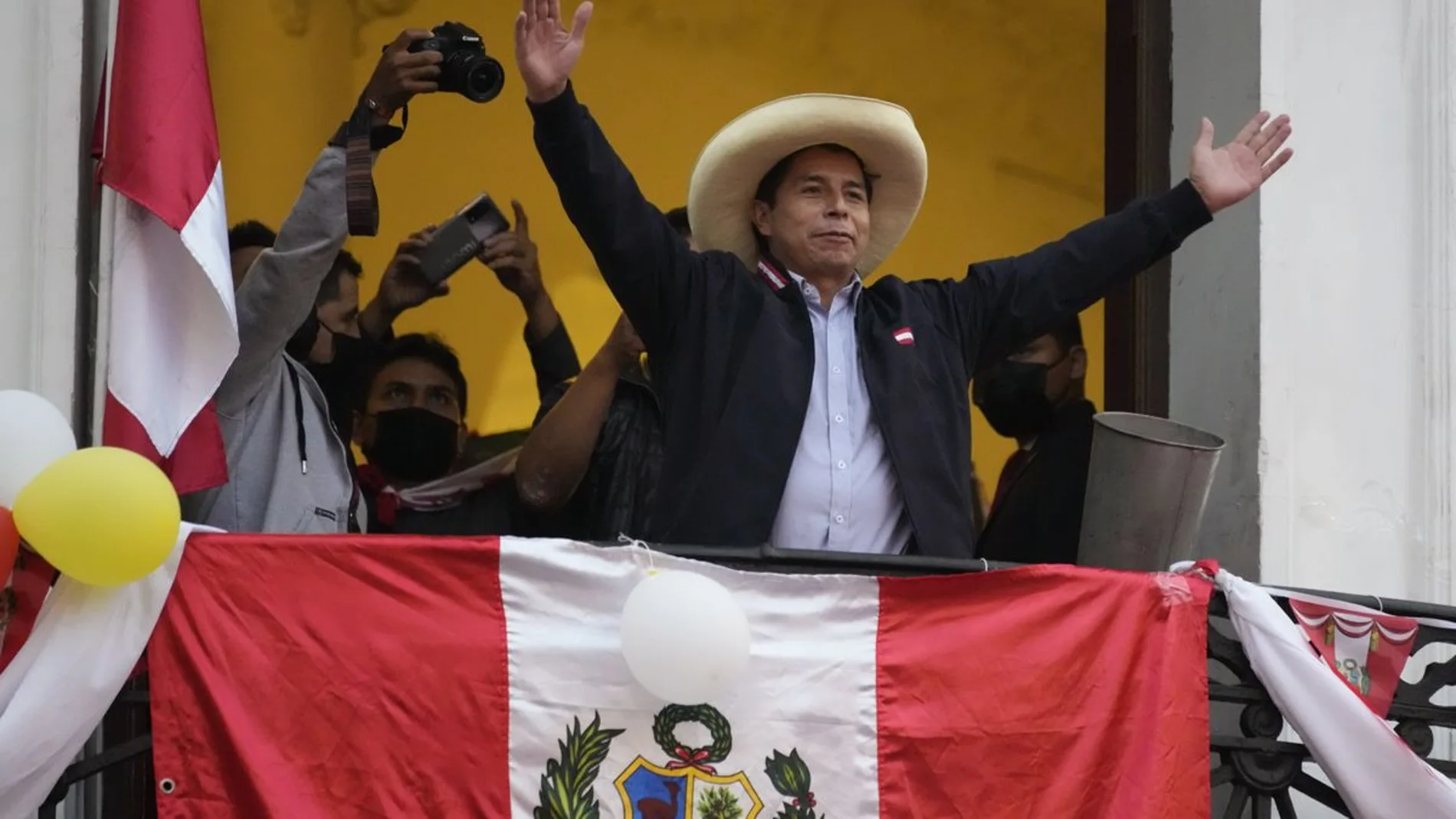 Pedro Castillo asume la presidencia de Perú &quot;por un país sin corrupción y por una nueva Constitución&quot;