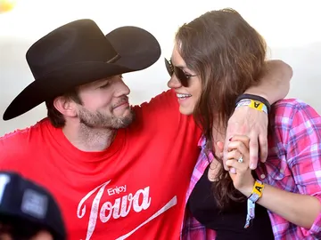 Ashton Kutcher y Mila Kunis Ashton Kutcher y Mila Kunis