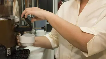 Este bar de Madrid sólo contrata a camareros con más de 50 años Este bar de Madrid sólo contrata a camareros con más de 50 años