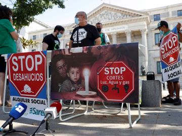 Activistas de la Plataforma de Afectados por la Hipoteca (PAH) durante una protesta la semana pasada en las puertas del Congreso de los Diputados