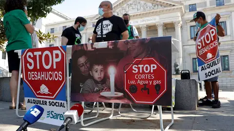 Activistas de la Plataforma de Afectados por la Hipoteca (PAH) durante una protesta la semana pasada en las puertas del Congreso de los Diputados Activistas de la Plataforma de Afectados por la Hipoteca (PAH) durante una protesta la semana pasada en las puertas del Congreso de los Diputados