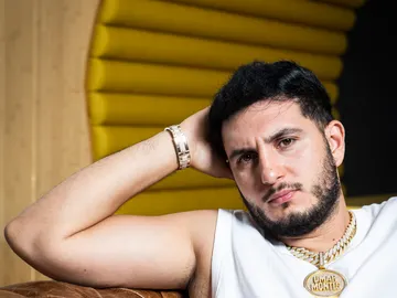 Omar Montes posando ante los medios Omar Montes posando ante los medios