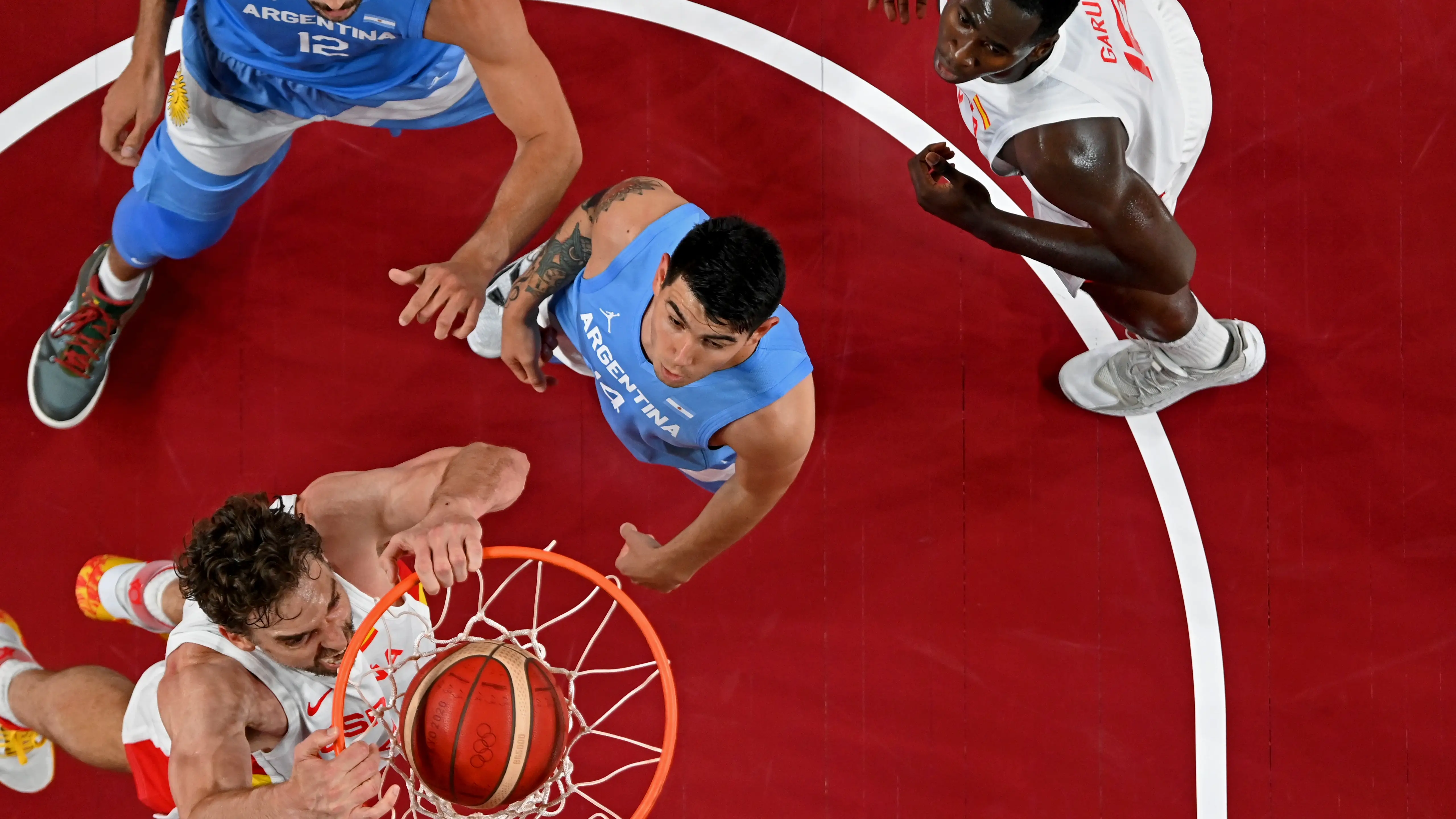 Pau Gasol machaca el aro de Argentina durante el partido en los JJOO de Tokio 2020 Pau Gasol machaca el aro de Argentina durante el partido en los JJOO de Tokio 2020