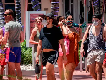 Personas con mascarillas Personas con mascarillas