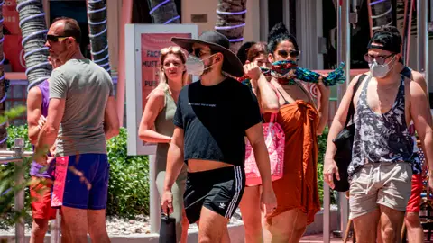 Personas con mascarillas Personas con mascarillas