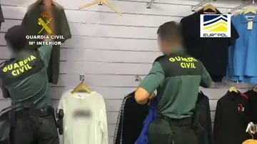 Detenidas 8 personas en La Jonquera por falsificar y vender ropa de marca falsificada Detenidas 8 personas en La Jonquera por falsificar y vender ropa de marca falsificada