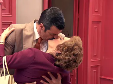 Lorenzo Bravo besa a Benigna… ¿con oscuras intenciones? Lorenzo Bravo besa a Benigna… ¿con oscuras intenciones?