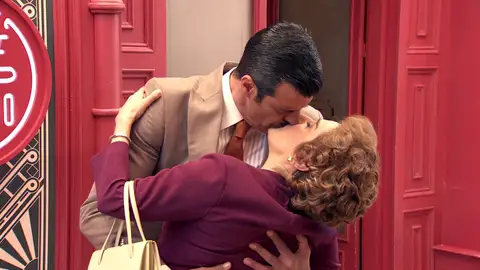 Lorenzo Bravo besa a Benigna… ¿con oscuras intenciones? Lorenzo Bravo besa a Benigna… ¿con oscuras intenciones?