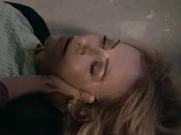 Ángela, con su último aliento, da a Manolita una pista clave para destruir a Beltrán Ángela, con su último aliento, da a Manolita una pista clave para destruir a Beltrán