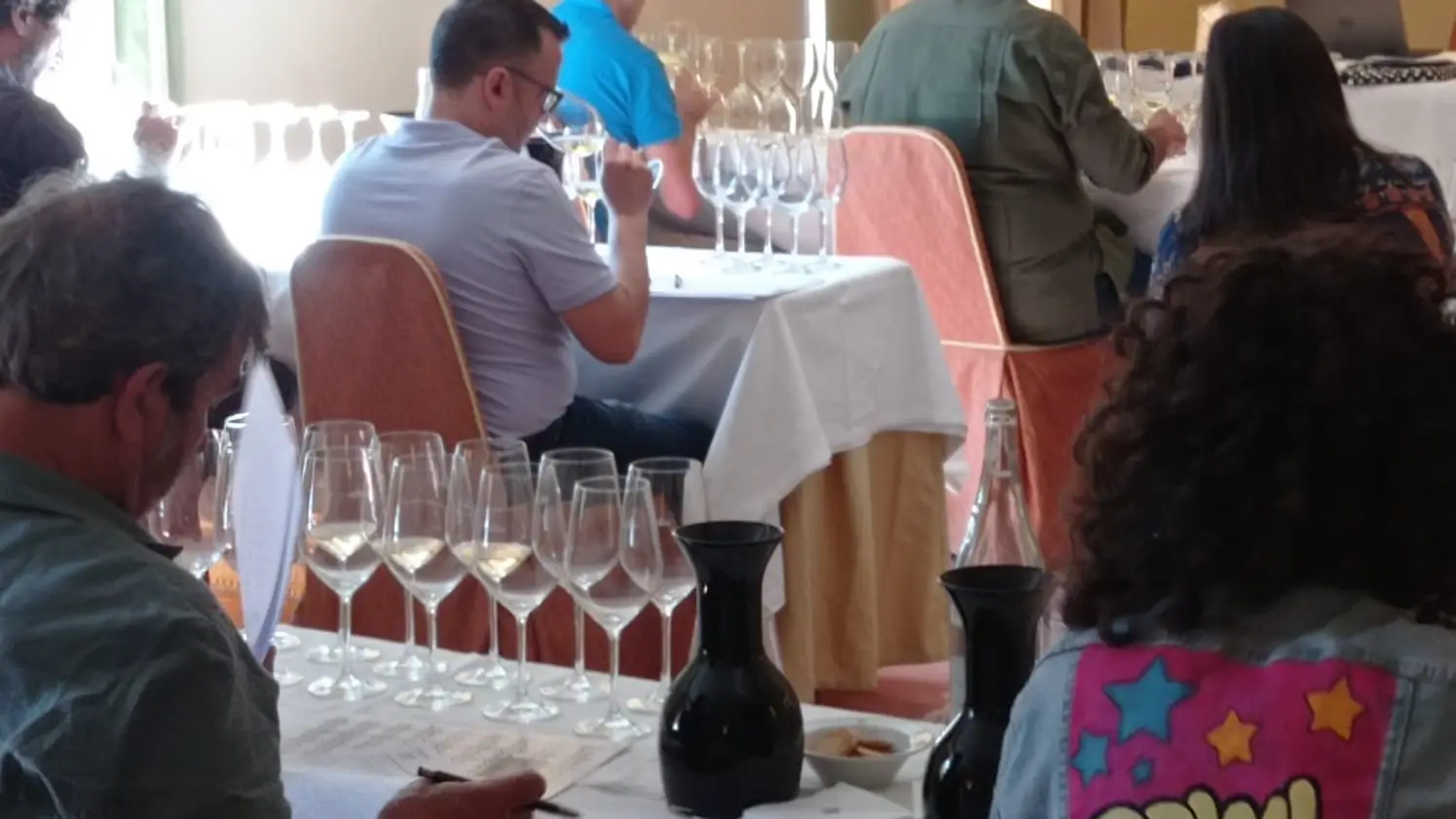Medio centenar de vinos se someten a una cata concurso en Cambados Medio centenar de vinos se someten a una cata concurso en Cambados