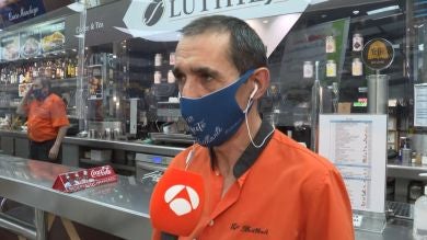 El bar de Madrid que solo contrata a mayores de 50 años: 